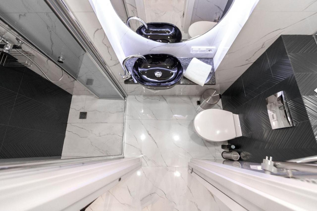 Зелені Апартаменти Біля Оперного Театру Flat In The City Center Lviv Exteriör bild
